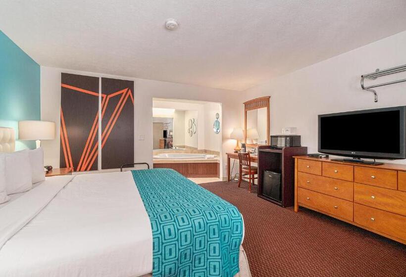 带大床的豪华间, Howard Johnson By Wyndham Traverse City