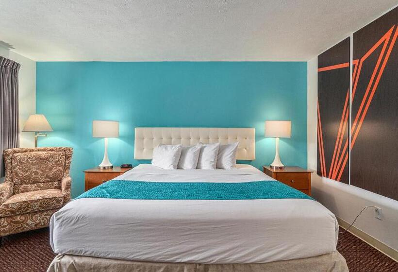 带大床的豪华间, Howard Johnson By Wyndham Traverse City