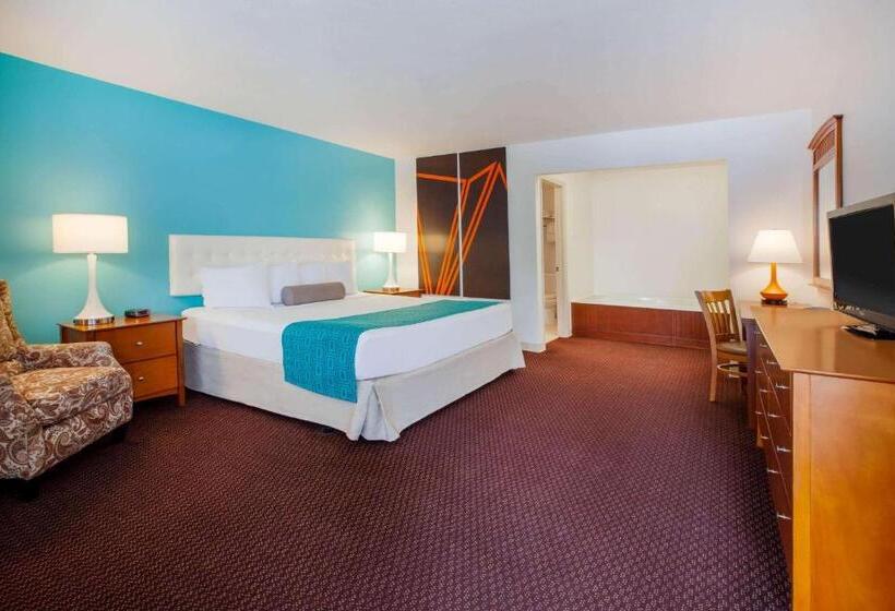 带大床的豪华间, Howard Johnson By Wyndham Traverse City