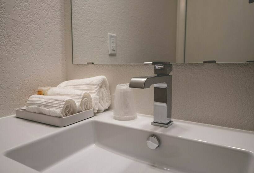 إستوديو قياسى سرير مزدوج, Lakeside Inn