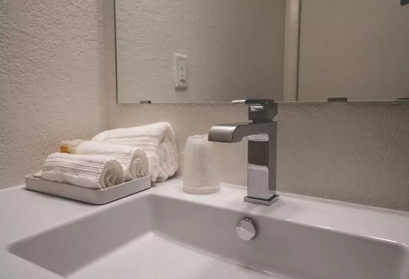 ダブルベッドのスタンダードスタジオ, Lakeside Inn