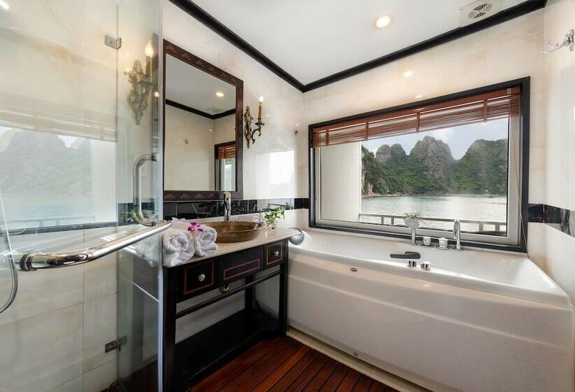 اتاق اجرایی با چشمانداز دریا, Huong Hai Sealife Cruise