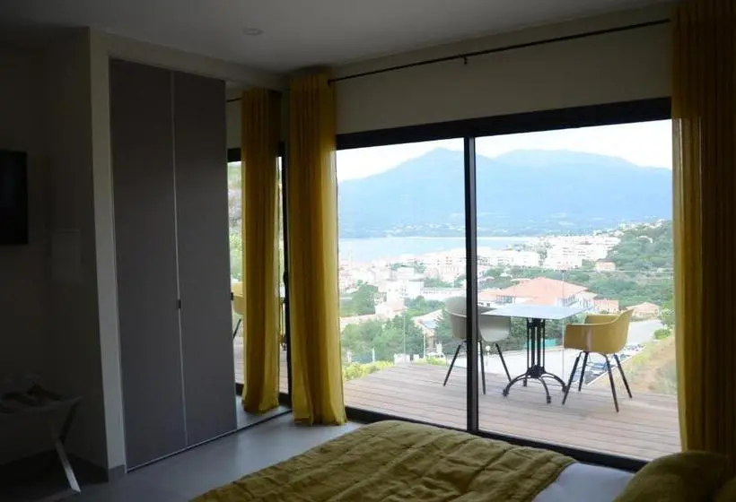 اتاق لوکس با چشم‌انداز دریا, Casa Mare E Vista