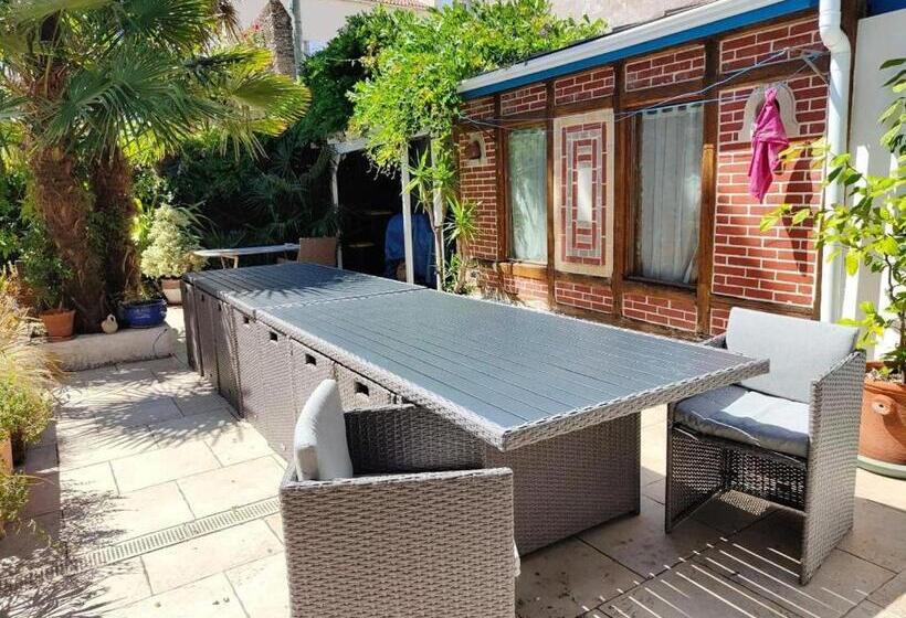 Номер Deluxe, Les Volets Bleus