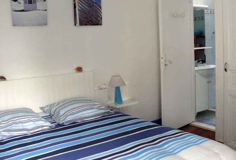 Номер Deluxe, Les Volets Bleus