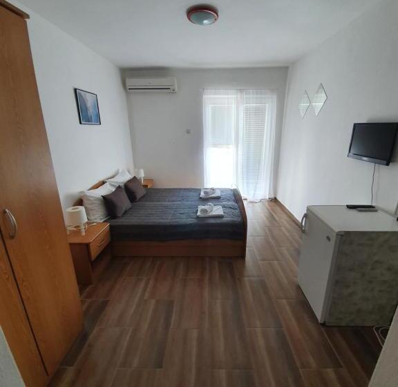 اتاق استاندارد با بالکن و چشم‌انداز دریا, Apartments Dupin