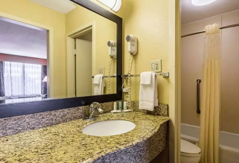 ２ダブルベッドのスタンダードルーム, Quality Inn & Suites Baton Rouge West  Port Allen