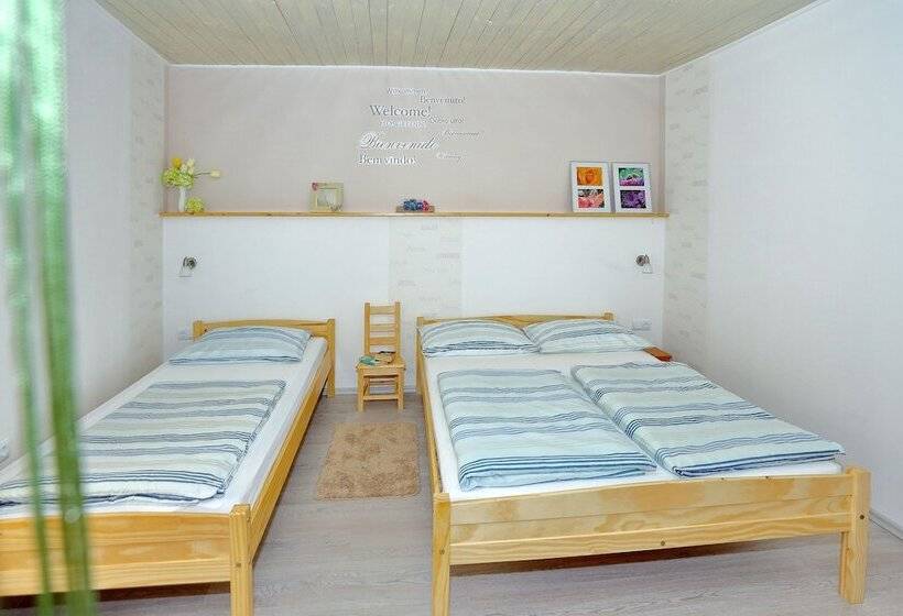 استودیوی استاندارد, Old Town Rooms   Koludraska Street
