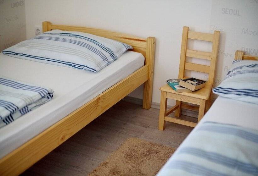 استودیوی استاندارد, Old Town Rooms   Koludraska Street