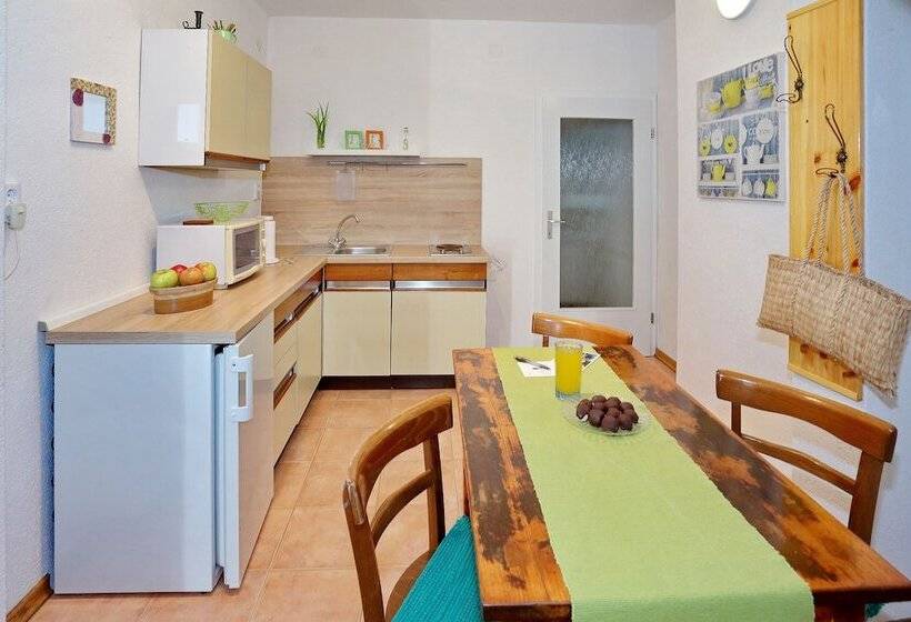 استودیوی استاندارد, Old Town Rooms   Koludraska Street