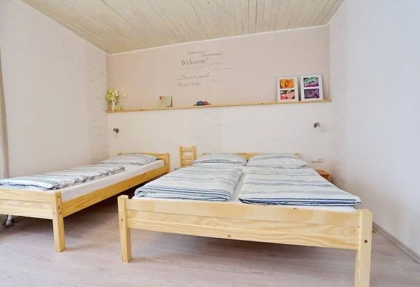 استودیوی استاندارد, Old Town Rooms   Koludraska Street