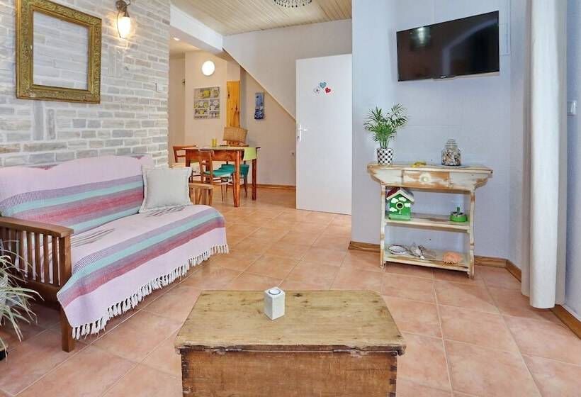 استودیوی استاندارد, Old Town Rooms   Koludraska Street