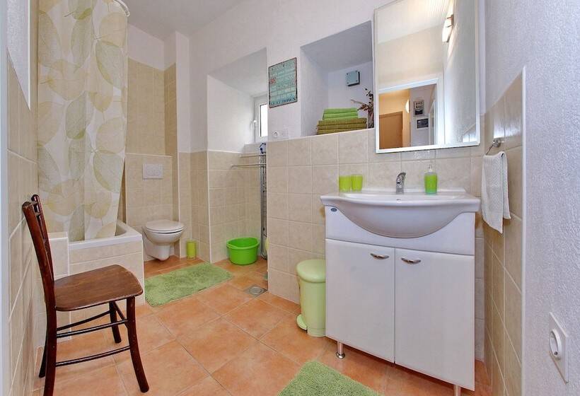 استودیوی استاندارد, Old Town Rooms   Koludraska Street