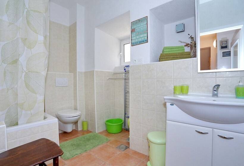 استودیوی استاندارد, Old Town Rooms   Koludraska Street