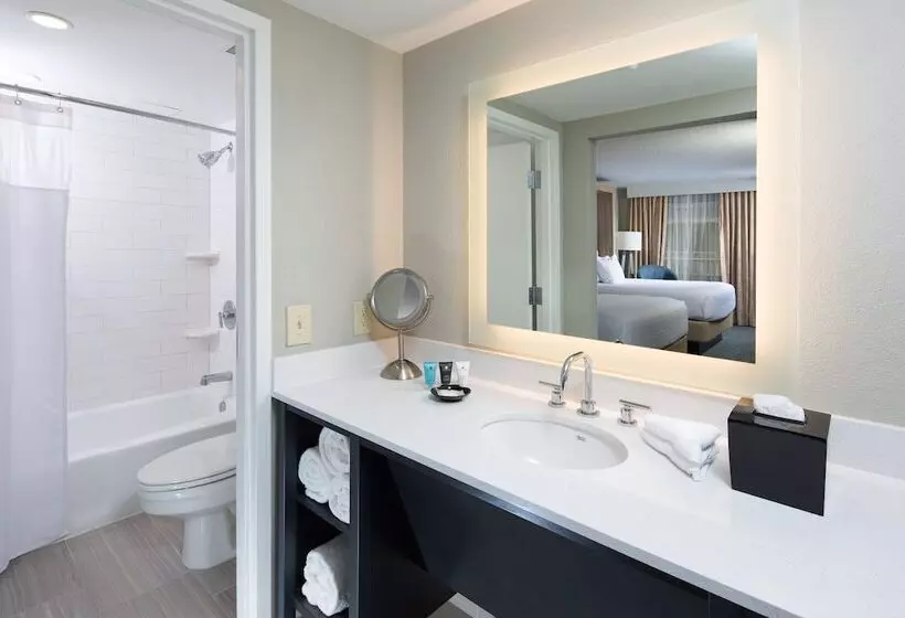 ２ダブルベッドのスタンダードルーム, Crowne Plaza Melbourne Oceanfront, An Ihg