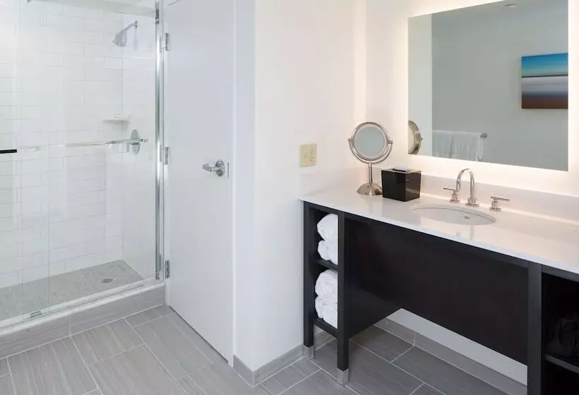 ２ダブルベッドのスタンダードルーム, Crowne Plaza Melbourne Oceanfront, An Ihg