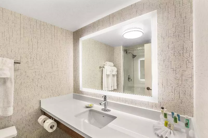 キングサイズベッドのスイートルーム, Holiday Inn Express & Suites Tacoma, An Ihg