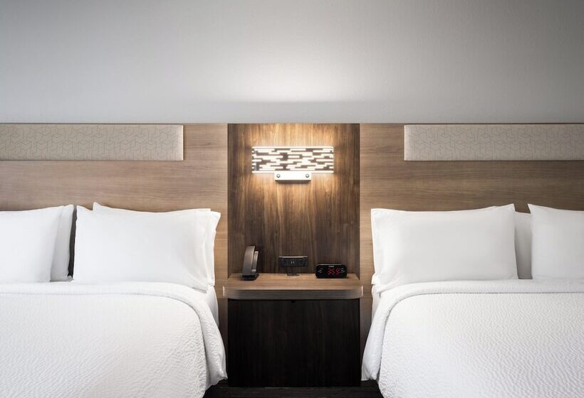 غرفه قياسيه سريرين مزدوجين, Holiday Inn Express Indianapolis Airport, An Ihg