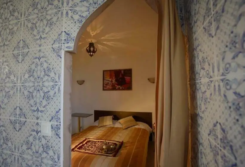 Habitació Estàndard, L'acilya