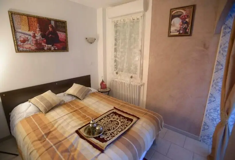 Habitació Estàndard, L'acilya