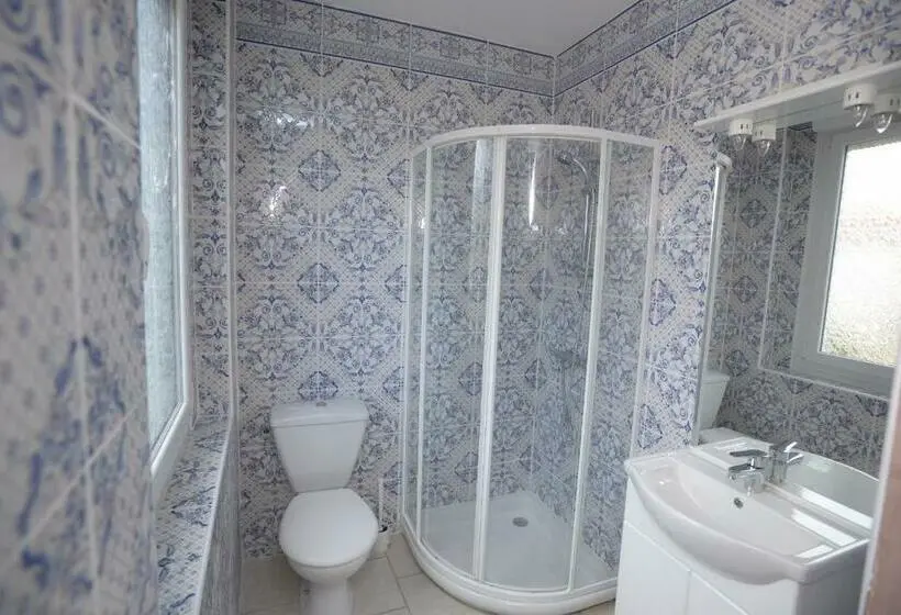 Habitació Estàndard, L'acilya