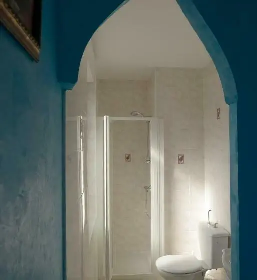 Habitació Estàndard, L'acilya