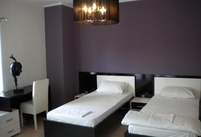 اتاق استاندارد سه نفره, Leder