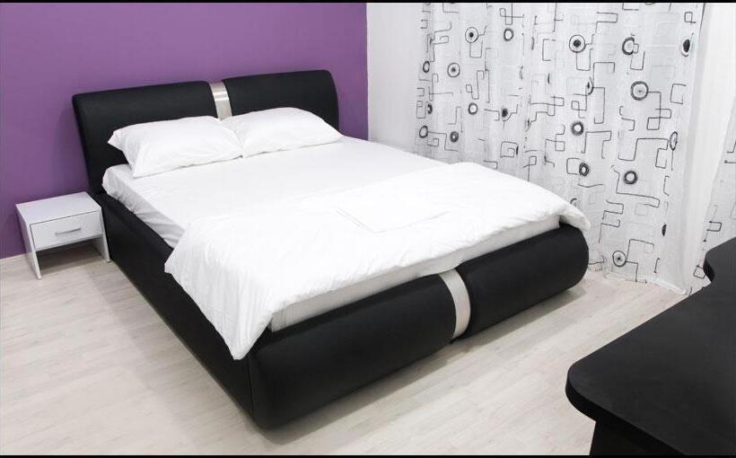 سوییت لوکس, Leder