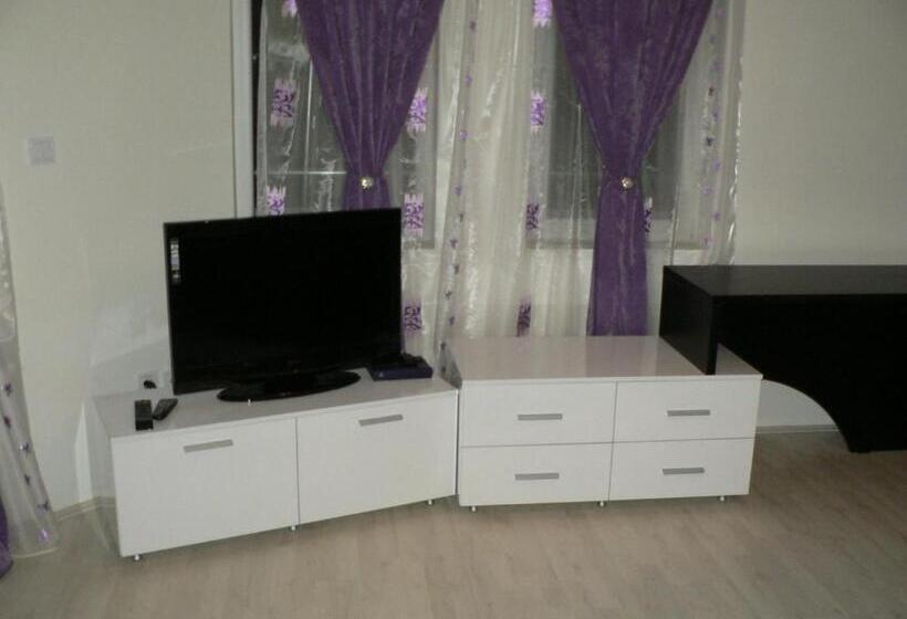 سوییت لوکس, Leder