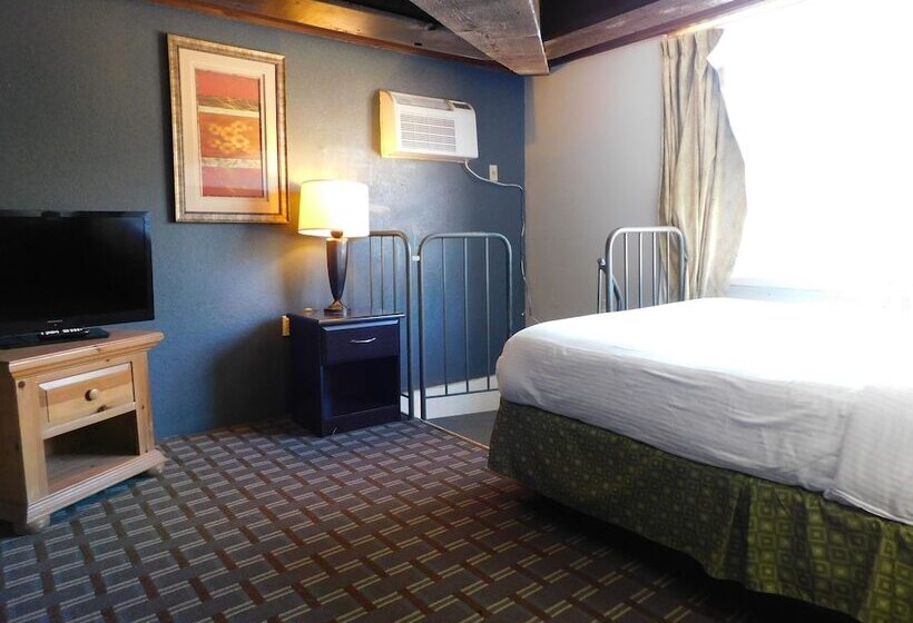 Suite, Days Inn & Suites By Wyndham Downtown Gatlinburg Parkway