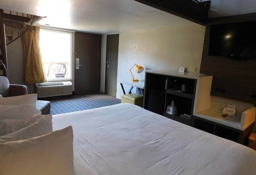 Suite, Days Inn & Suites By Wyndham Downtown Gatlinburg Parkway
