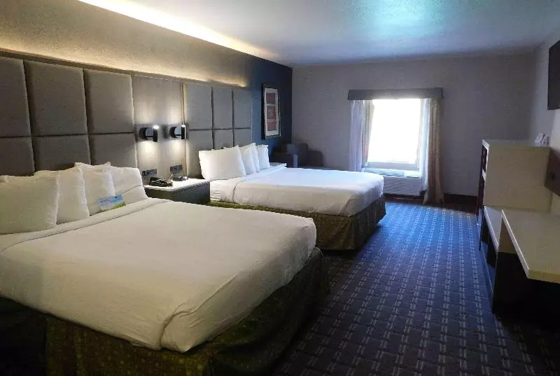 キングサイズベッドのスタンダードルーム, Days Inn & Suites By Wyndham Downtown Gatlinburg Parkway