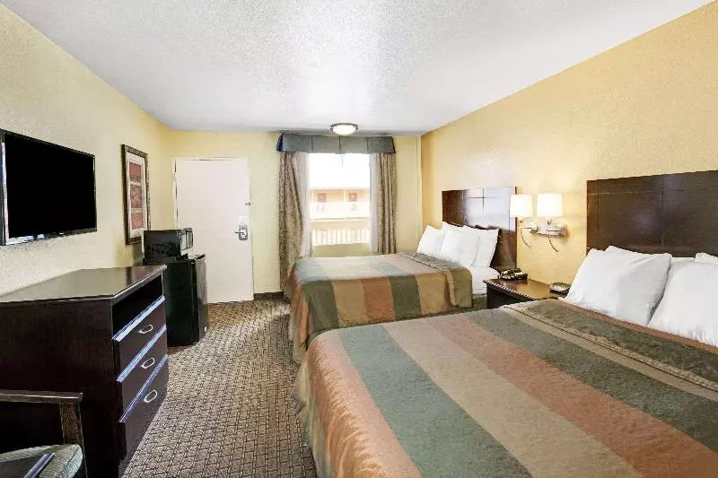 キングサイズベッドのスタンダードルーム, Days Inn & Suites By Wyndham Downtown Gatlinburg Parkway