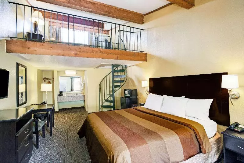 キングサイズベッドのスタンダードルーム, Days Inn & Suites By Wyndham Downtown Gatlinburg Parkway