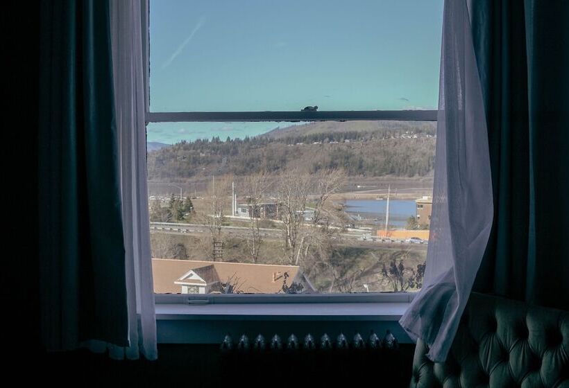 جناح, Hood River