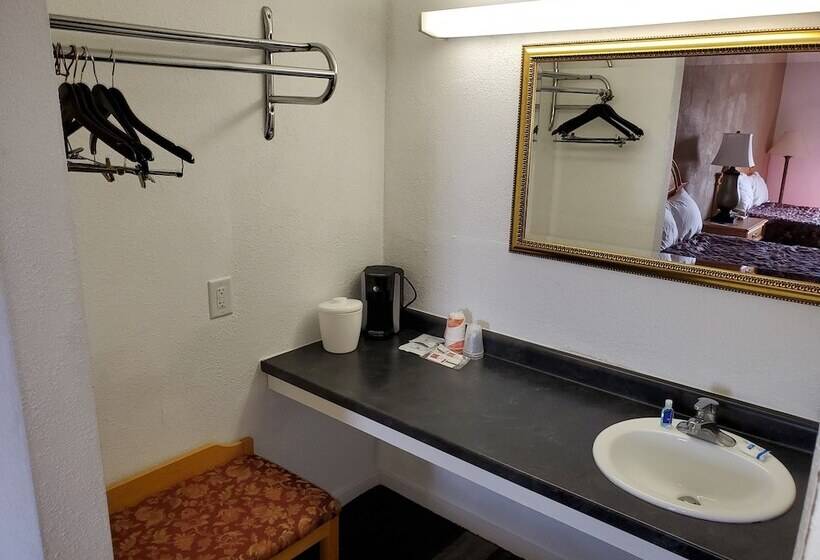 غرفه قياسيه سريرين مزدوجين, Rodeway Inn