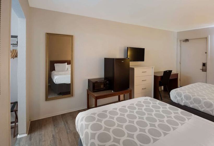 غرفه قياسيه سريرين مزدوجين, Rodeway Inn
