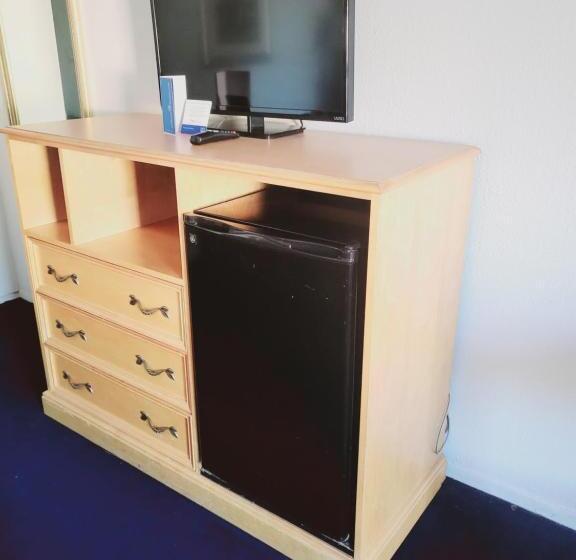 غرفة قياسية سرير كينج, Rodeway Inn