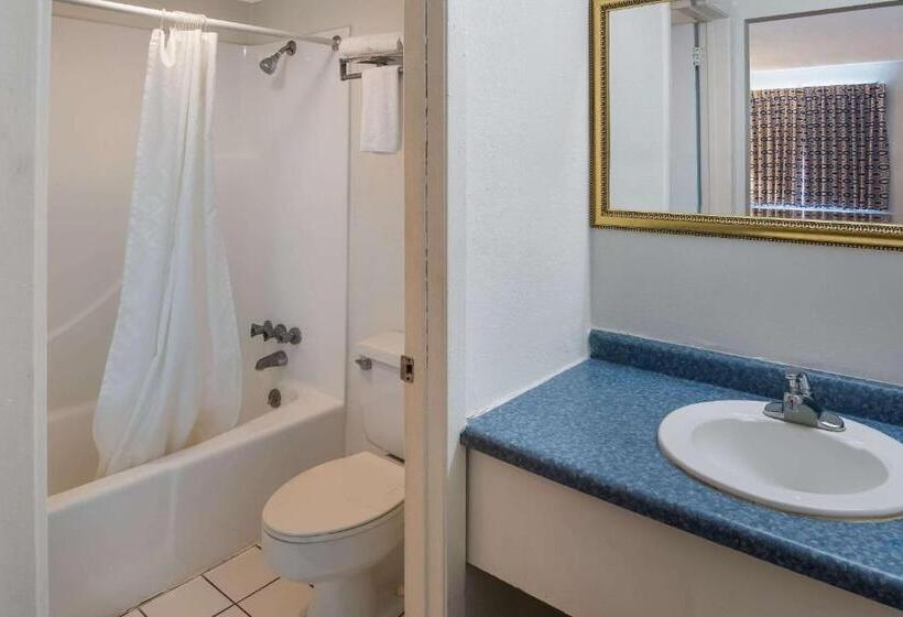 غرفة قياسية سرير كينج, Rodeway Inn