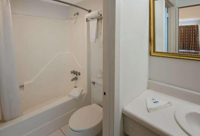 غرفه قياسيه سريرين مزدوجين, Rodeway Inn