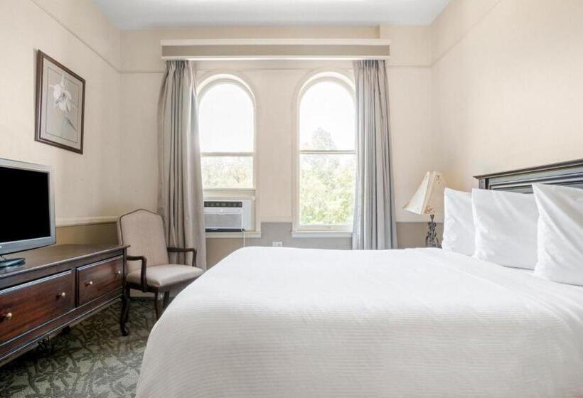 غرفة قياسية سرير ملكى, St. Michael