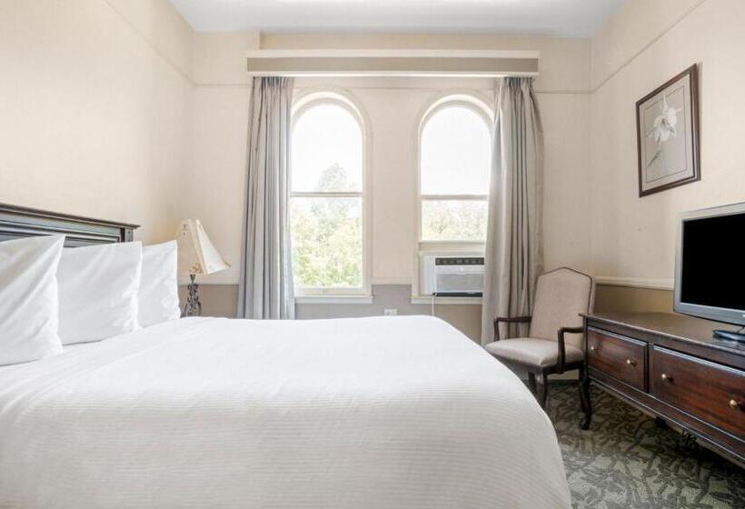 غرفة قياسية سرير ملكى, St. Michael