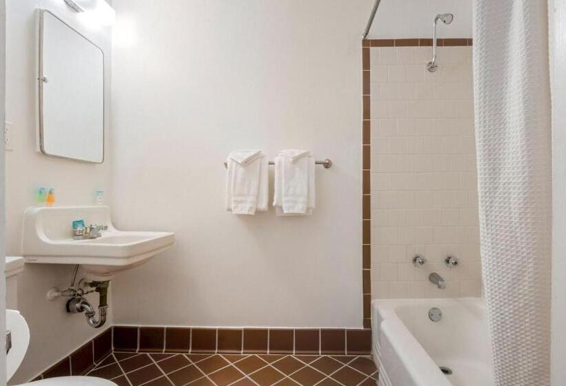 غرفة كلاسيكية, St. Michael