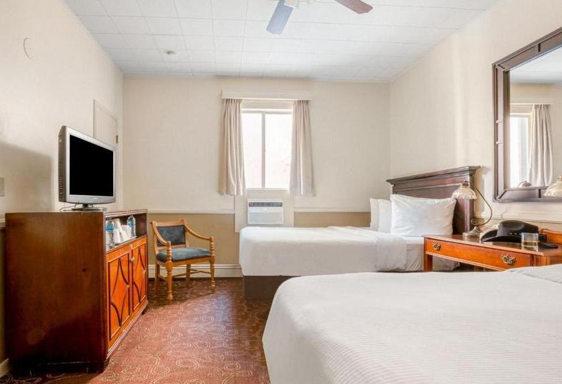 غرفه قياسيه سريرين مزدوجين, St. Michael