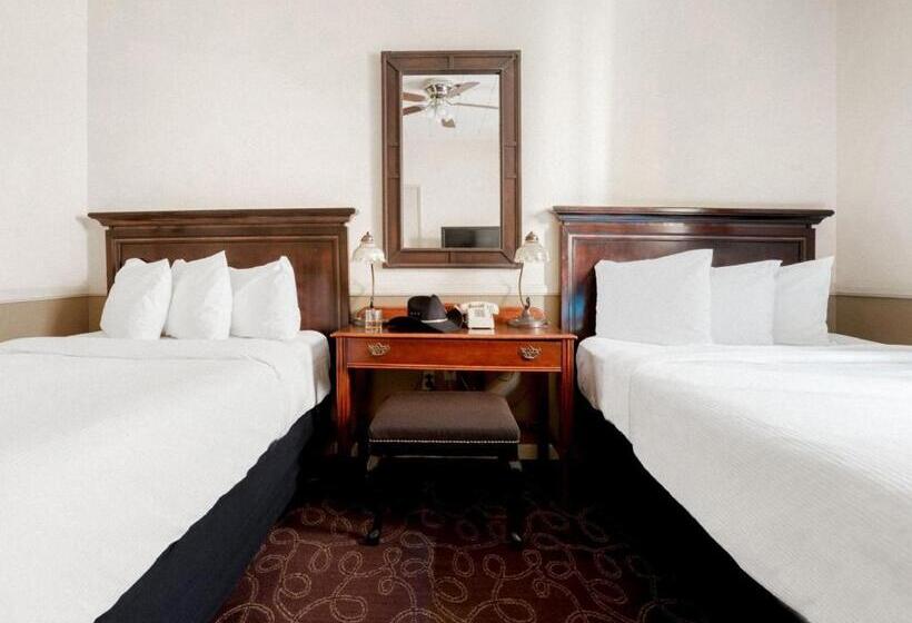 غرفه قياسيه سريرين مزدوجين, St. Michael