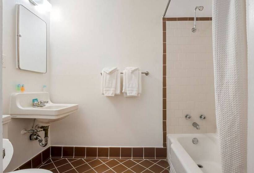 غرفه قياسيه سريرين مزدوجين, St. Michael