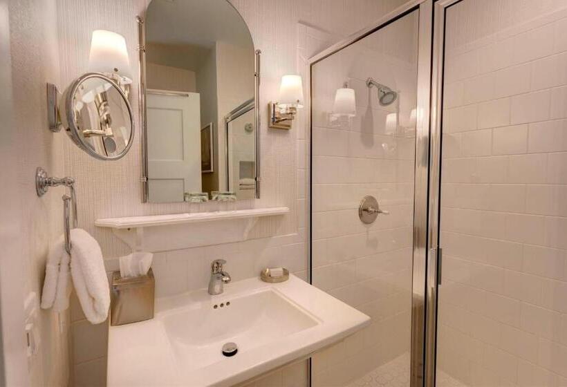 إستوديو قياسى سرير ملكى, Inn At Bay Harbor, Autograph Collection