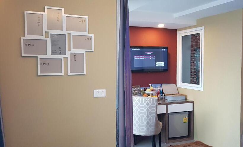 キングサイズベッドのデラックスルーム, Bluetel Re Sidence Bangkok Impact 1 Time Drop Off Service To Impact