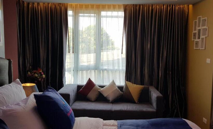 キングサイズベッドのデラックスルーム, Bluetel Re Sidence Bangkok Impact 1 Time Drop Off Service To Impact