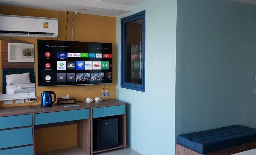 キングサイズベッドのデラックスルーム, Bluetel Re Sidence Bangkok Impact 1 Time Drop Off Service To Impact